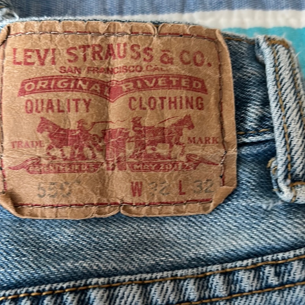 Levi’s 550 relaxed fit W38 L32 small hole left knee,left lower pant leg as shown